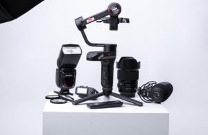 Read more about the article Watching Their Dust: Photographing Players in Pollination