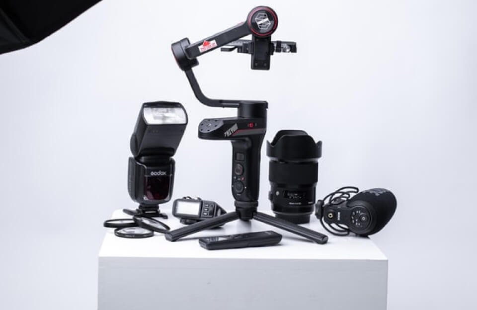 Read more about the article Watching Their Dust: Photographing Players in Pollination